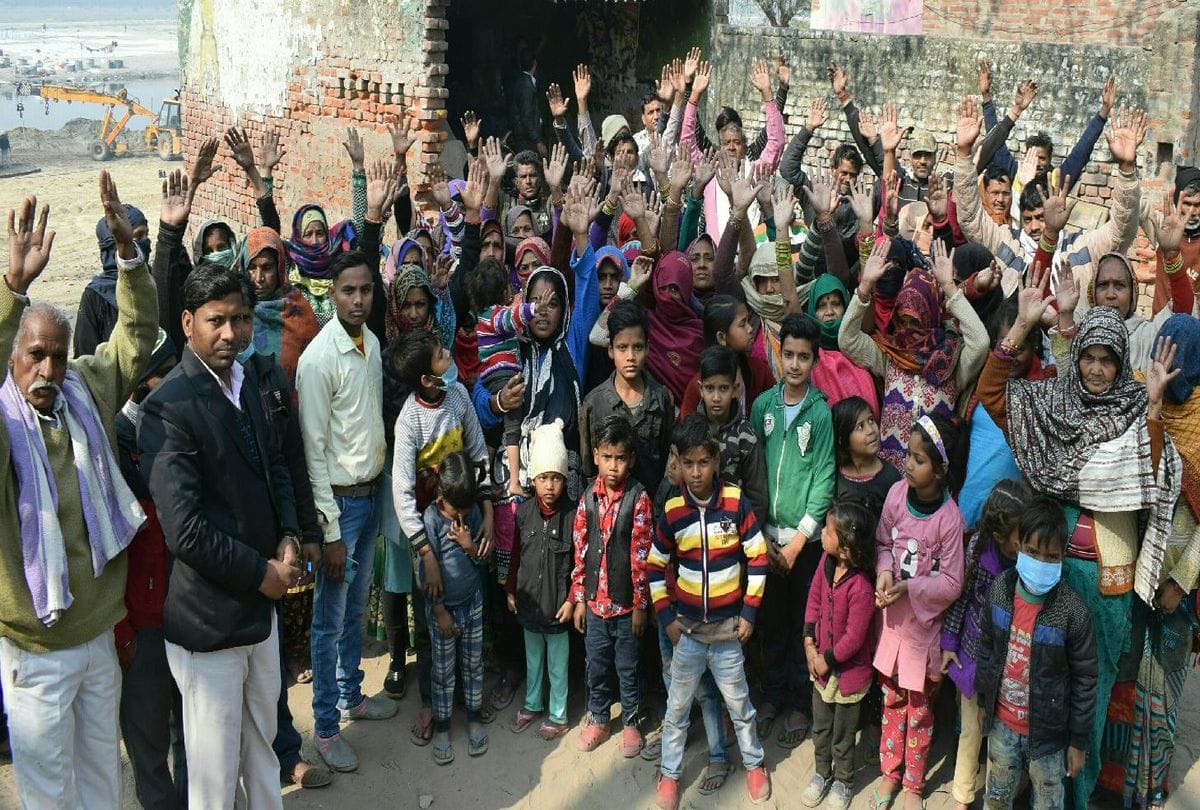 local protests over the notice of breaking 30 houses built on railway land in agra