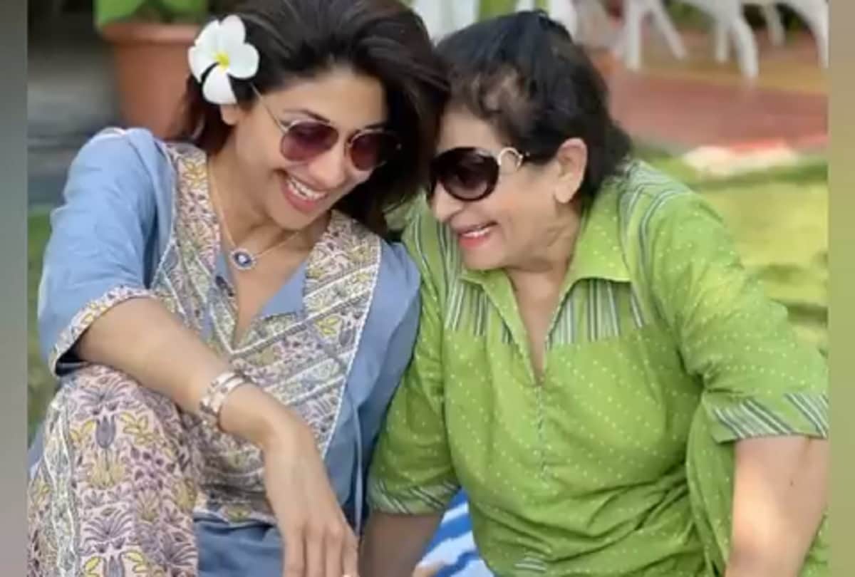 Shilpa Shetty shares picture with mother in law doing gossip about Raj Kundra