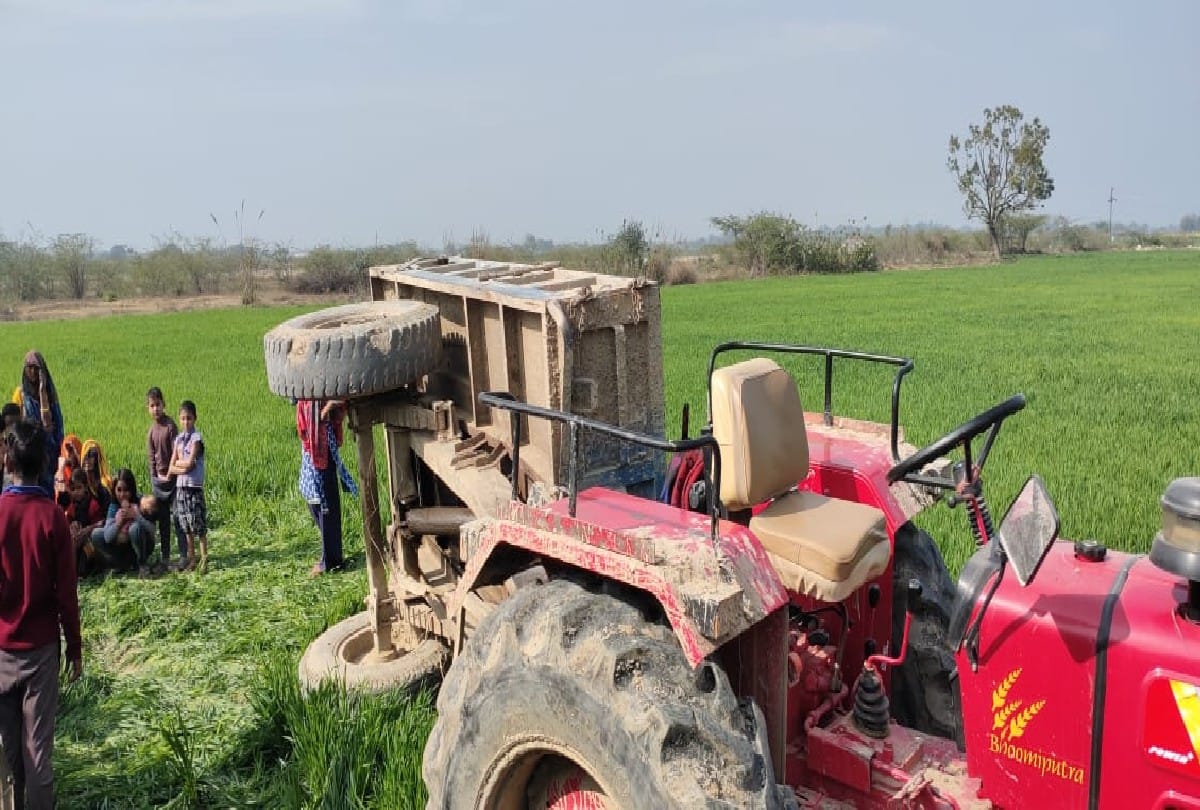tractor crushes villagers two dies in firozabad