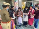 एएसआई शिवानी और रेणु माथुर दुर्गा शक्ति एप की जानकारी देती हुईं।