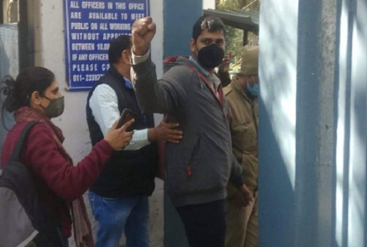 Independent journalist Mandeep accused of scuffle with police sent to jail journalists march out in protest