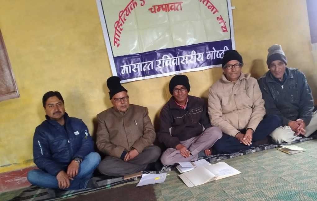 samay sabhee ko dekhata, rahata phir bhee maun...