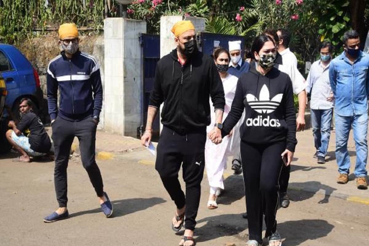 Abhishek Bachchan attends producer Bunty Walia father funeral See in pics