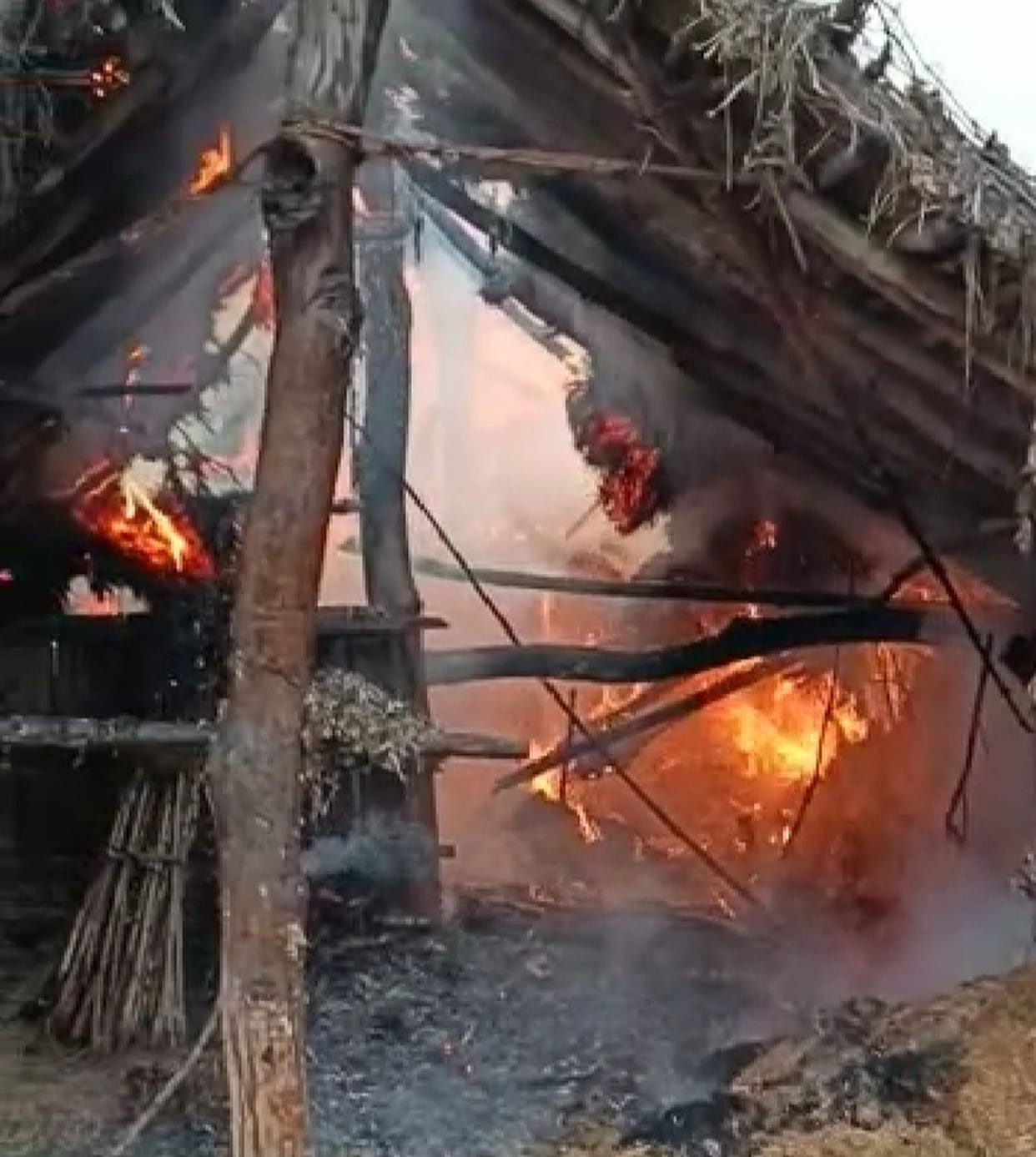 A fire broke out of a bonfire, burning seven houses of chaff