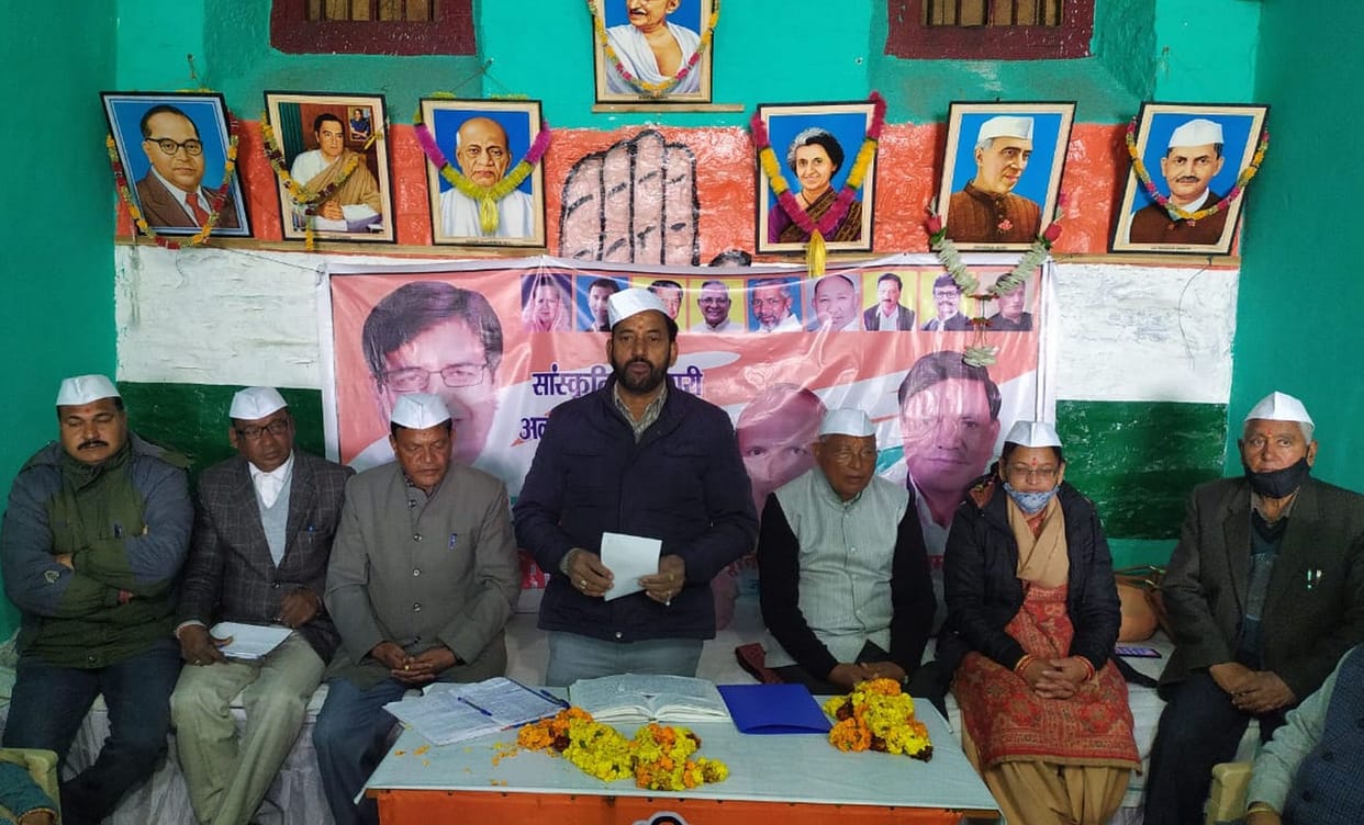 Elections should be fought under the leadership of Harish Rawat, the officials and activists made a demand in front of Congress district in-charge Hemant Bagdwal