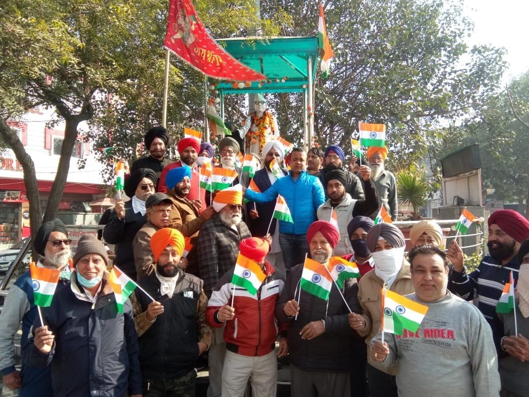 Gurudwara Prabandhak Committee members and traders take out Tiranga Yatra