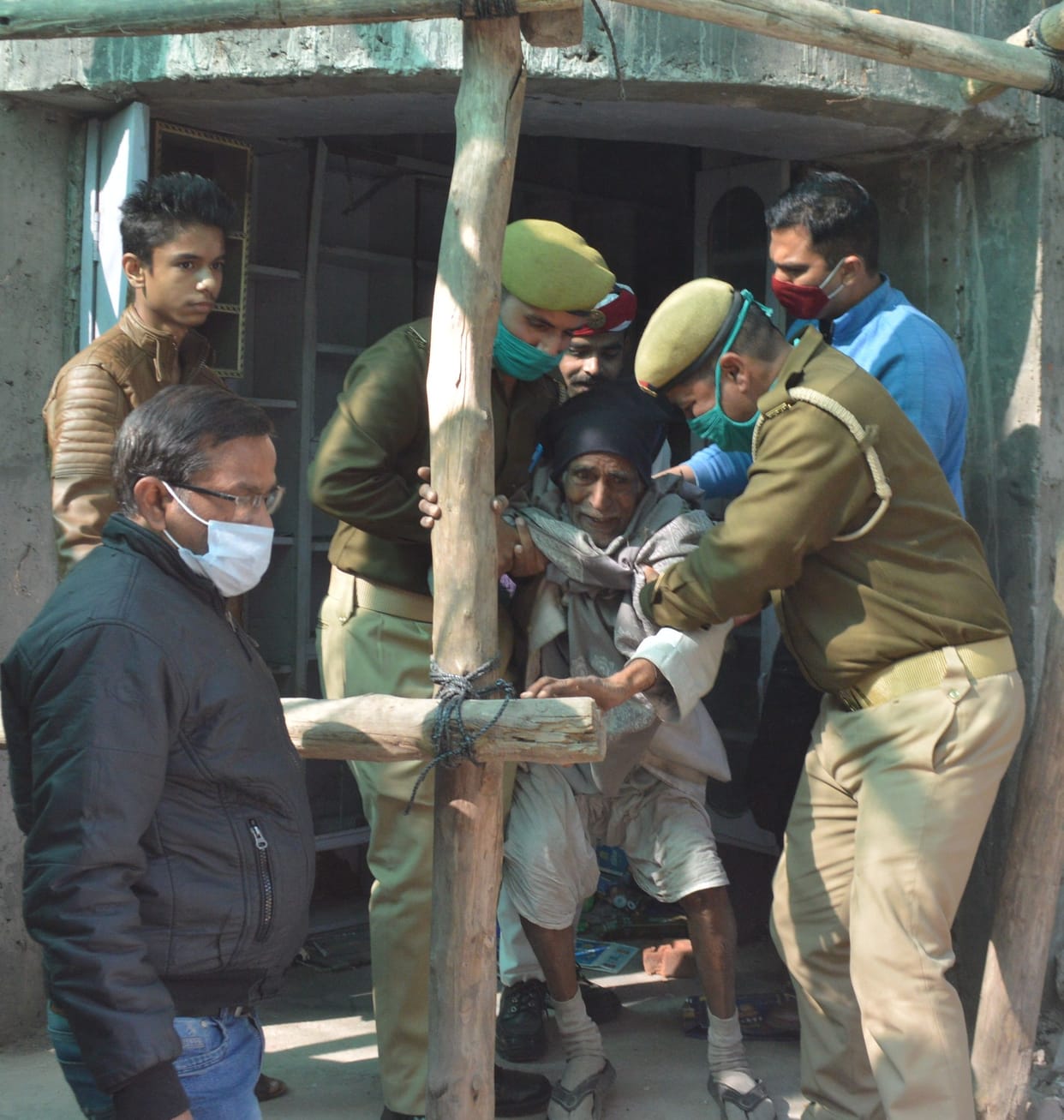 Hathras: Illegal occupation removed from shop under Clock tower, commotion