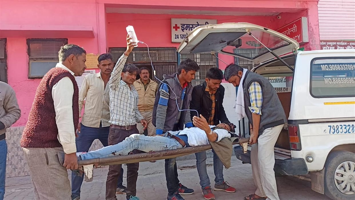 Hathras: Four people injured in a clash of two bikes