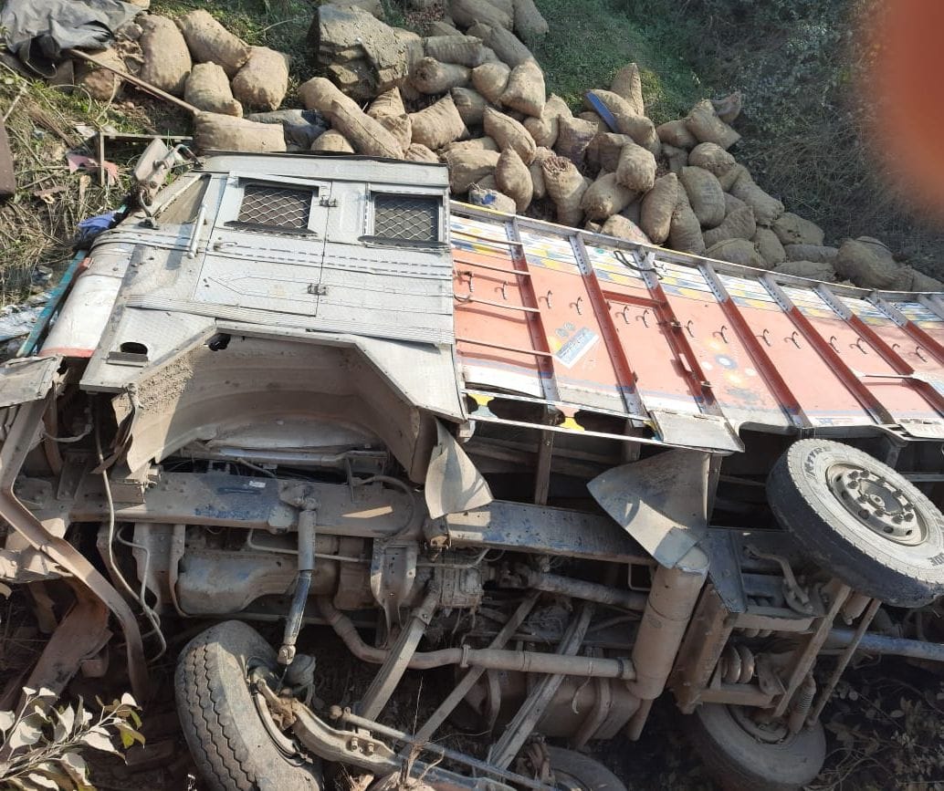 Potato truck fell into the canal uncontrolled