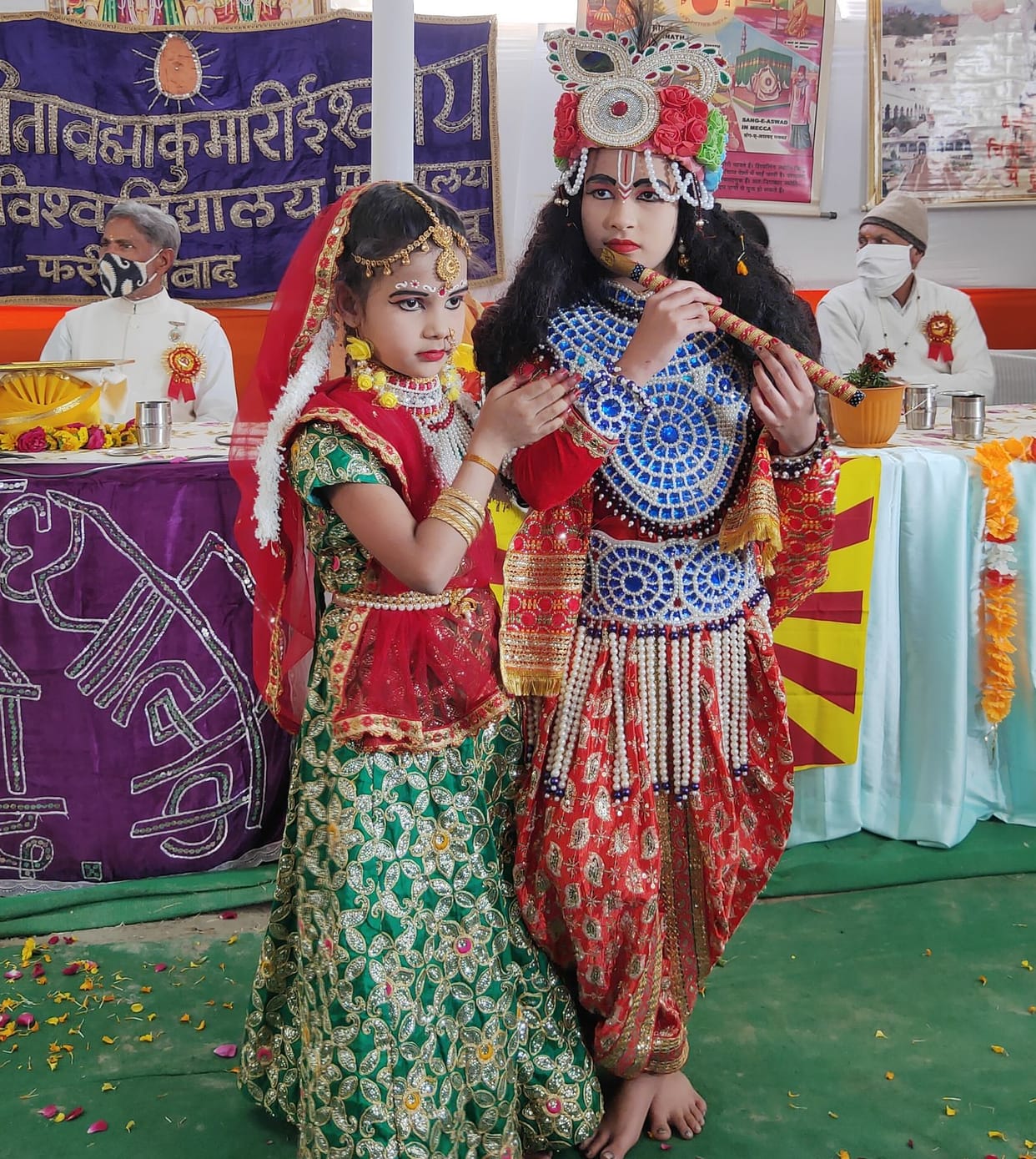 bhakti me sarabor dikhe sadhu-sant