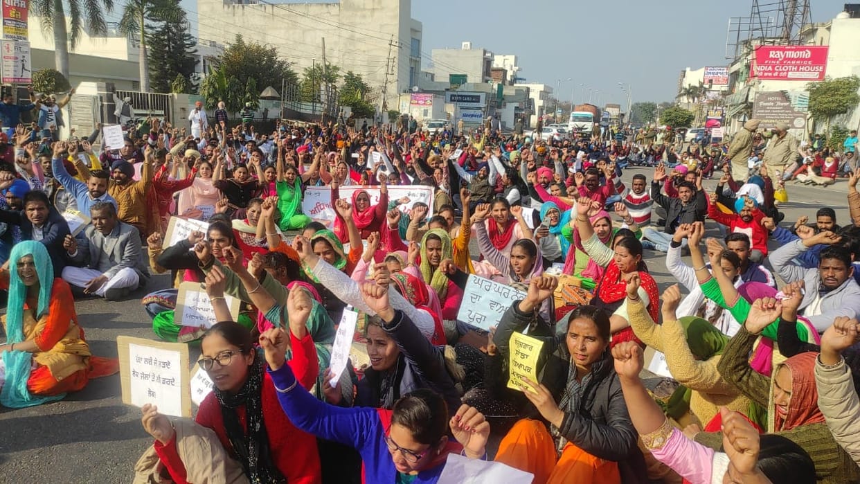 Unemployed Front blocked the Sangrur-Ludhiana road for two hours in Sangrur