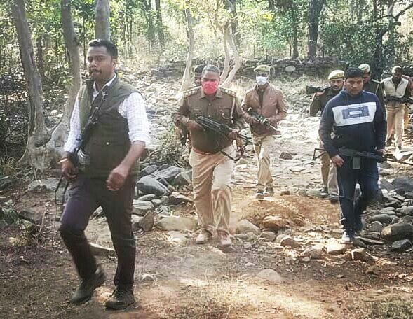 pulis ka daakuon par shikanja
