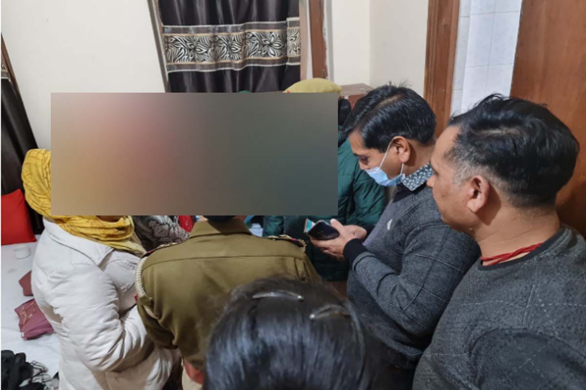 ghaziabad dlf colony residential flat brothel racket six women and three men arrested