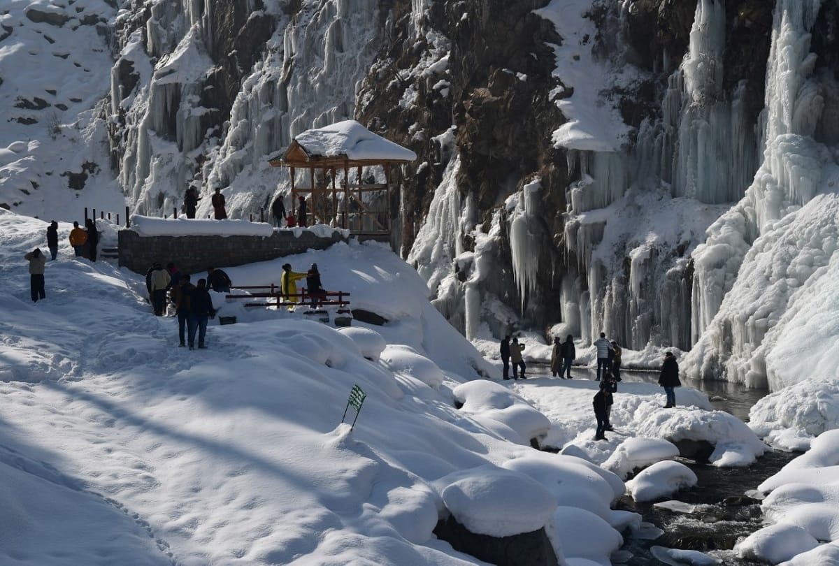 Weather Forecast Today Update in Jammu Kashmir Srinagar Freezes at minus 8.8 degree Lowest since 1991