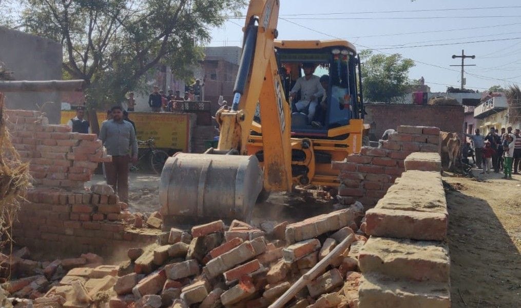 Hathras: Capture the land of Panchayat house free