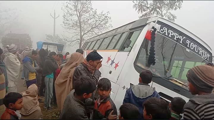Bus overturned in fog, shouts