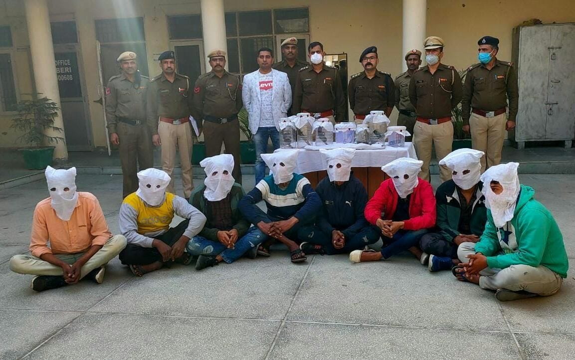 Eight members of criminal gang arrested with illegal weapons, seven pistols and one gun recovered