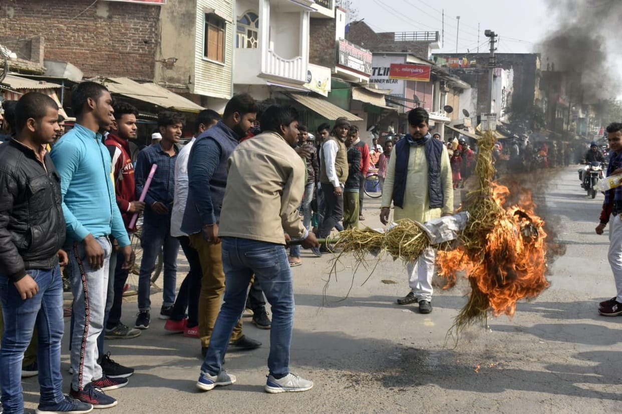 Mannequin burnt in protest against anarchy on Red Fort