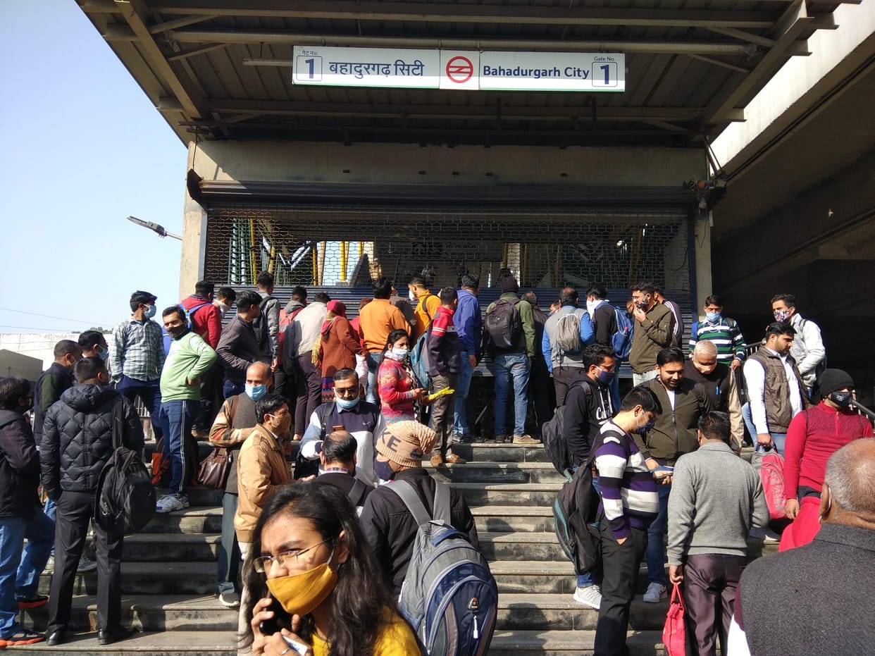 Metro service stopped in Bahadurgarh, passengers were upset