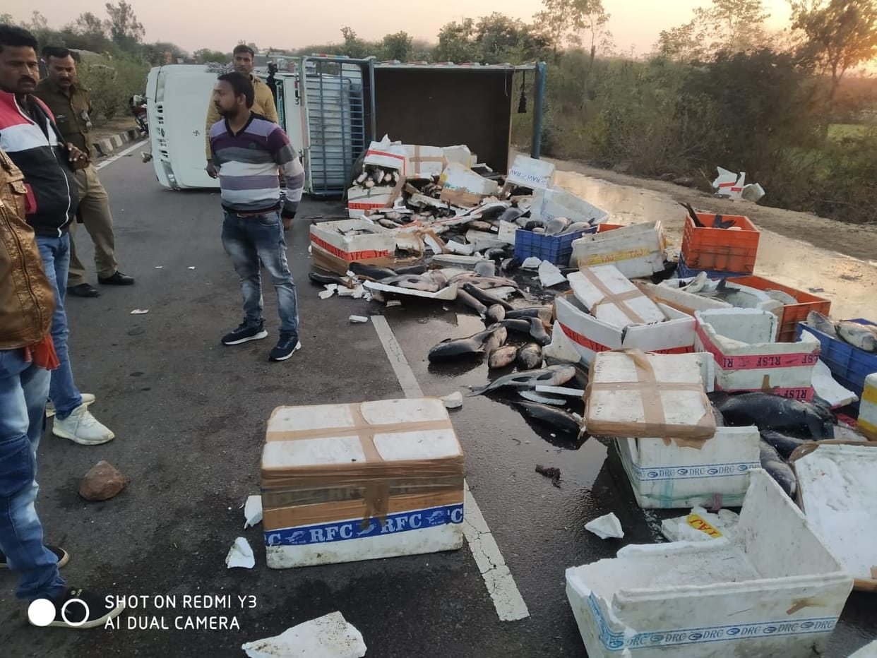 pickup crashed by tyer burst, road jam