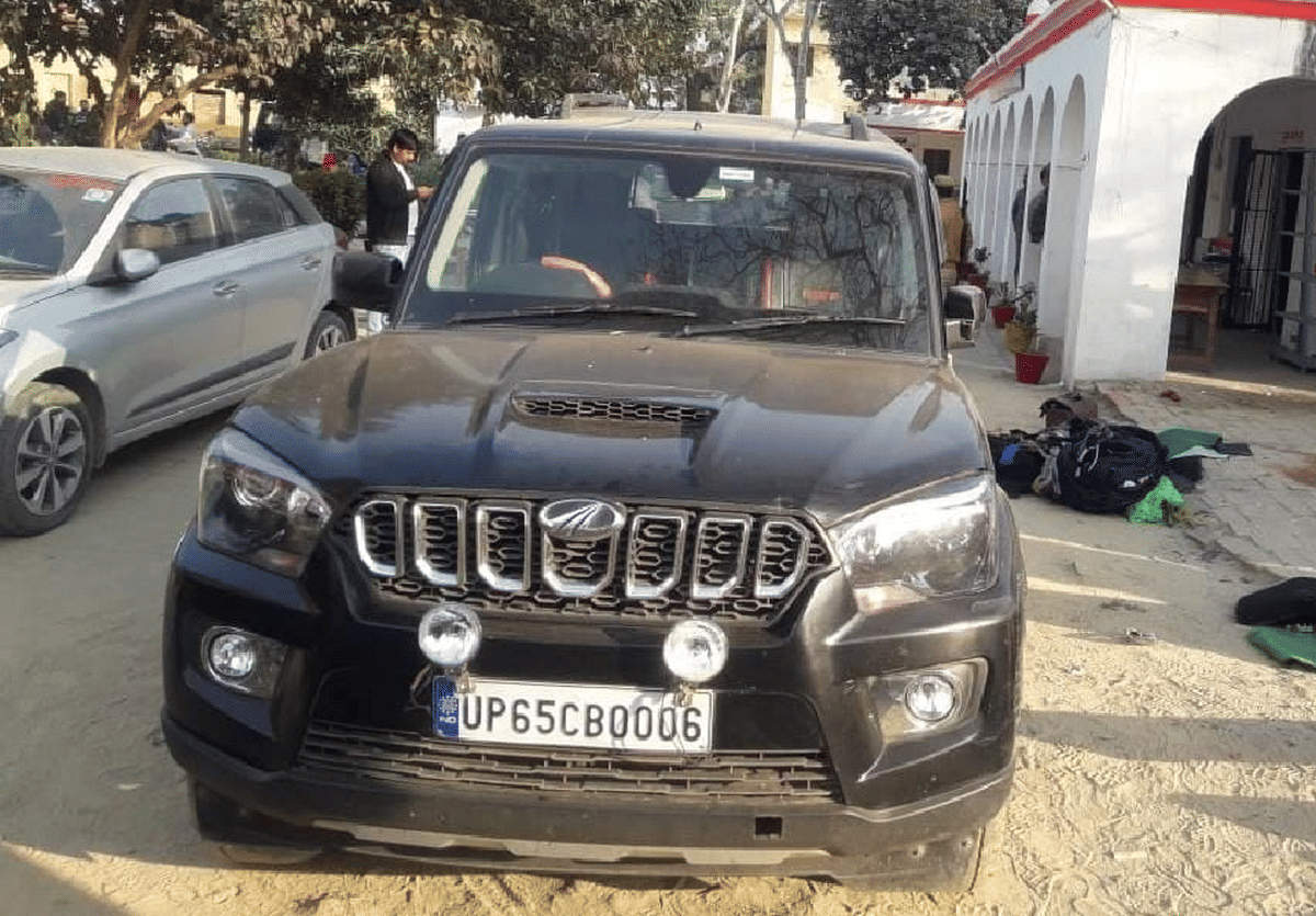 Varanasi sarafa businessman nephew employees car and 40 lakhs rupees looted in Pratapgarh