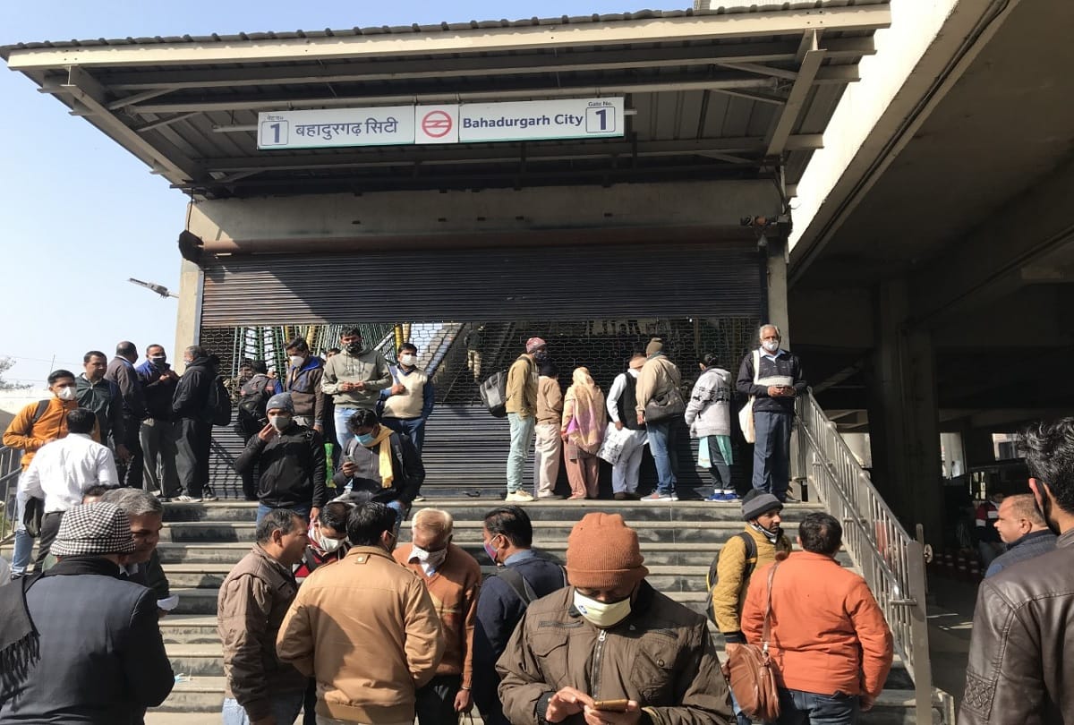 Farmers Protest : Internet Blocked, No Information About Metro Closure, Passengers Walk For Five Kilometers