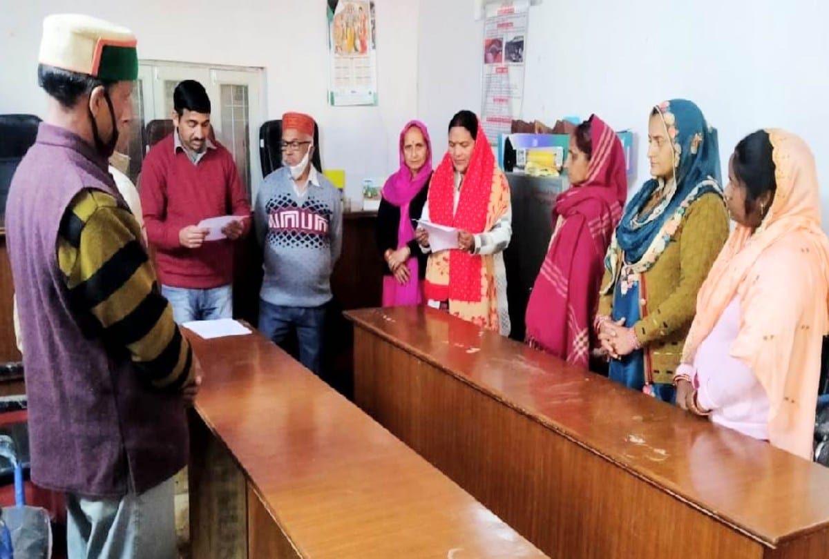 Bilaspur: Panchayat representatives took oath but did not sit on the chair, know the reason
