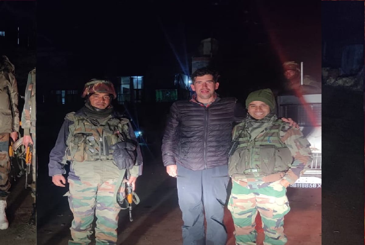 British foreign National and a ski enthusiasts Rescued by Army in Gulmarg jammu kashmir