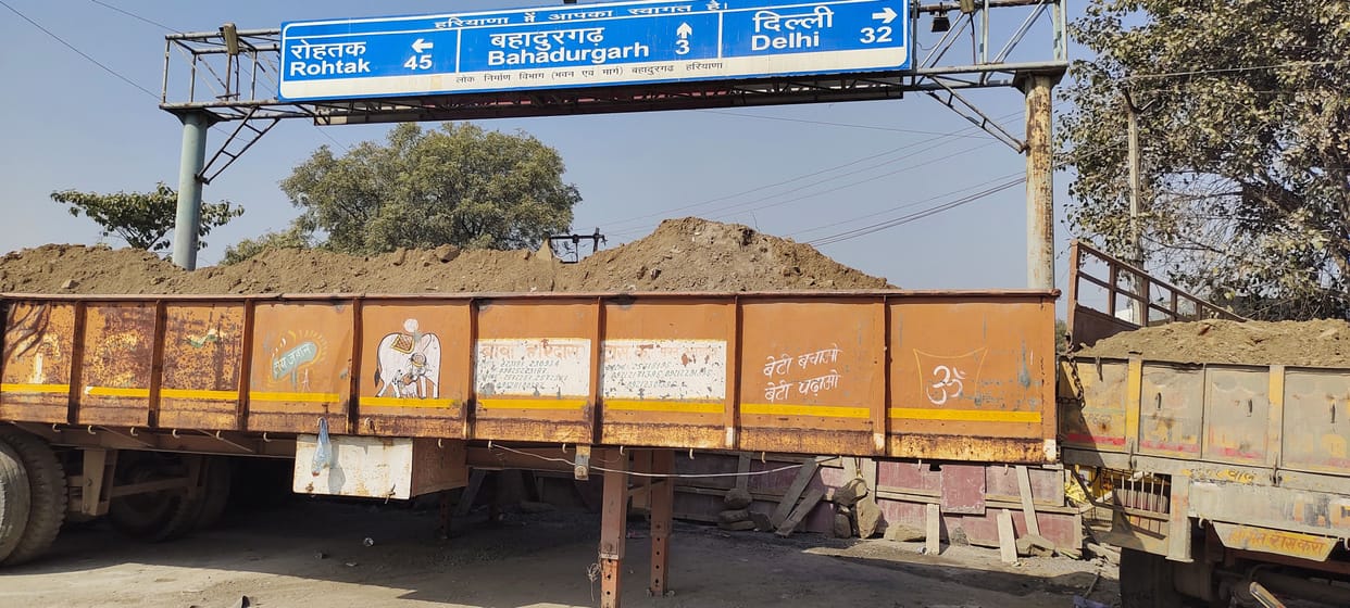 Delhi Police rammed pointed heads on the road for safety
