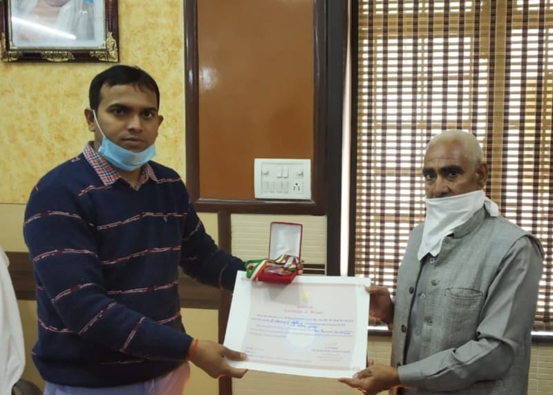 2011 census personnel received letters of honor and medals by the District Magistrate