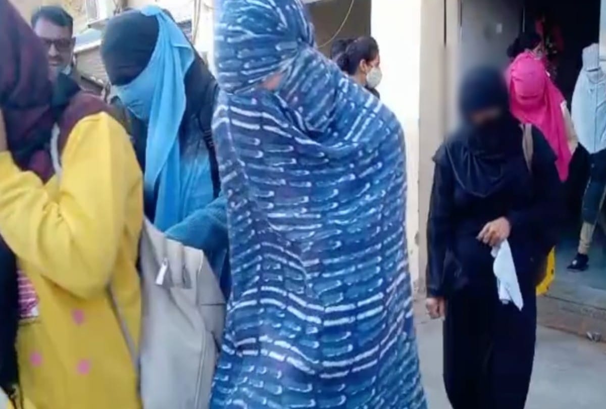 Police caught couples in hotel rooms during raid in agra