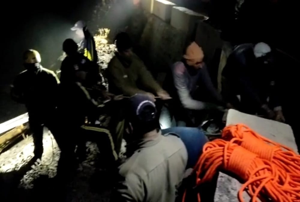 Badrinath Highway Accident: Car Fell into Ditch Due To Overtake the truck and Five People Died