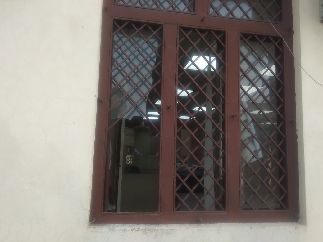 An attempt to break the lock of the strong room of the bank broke the window