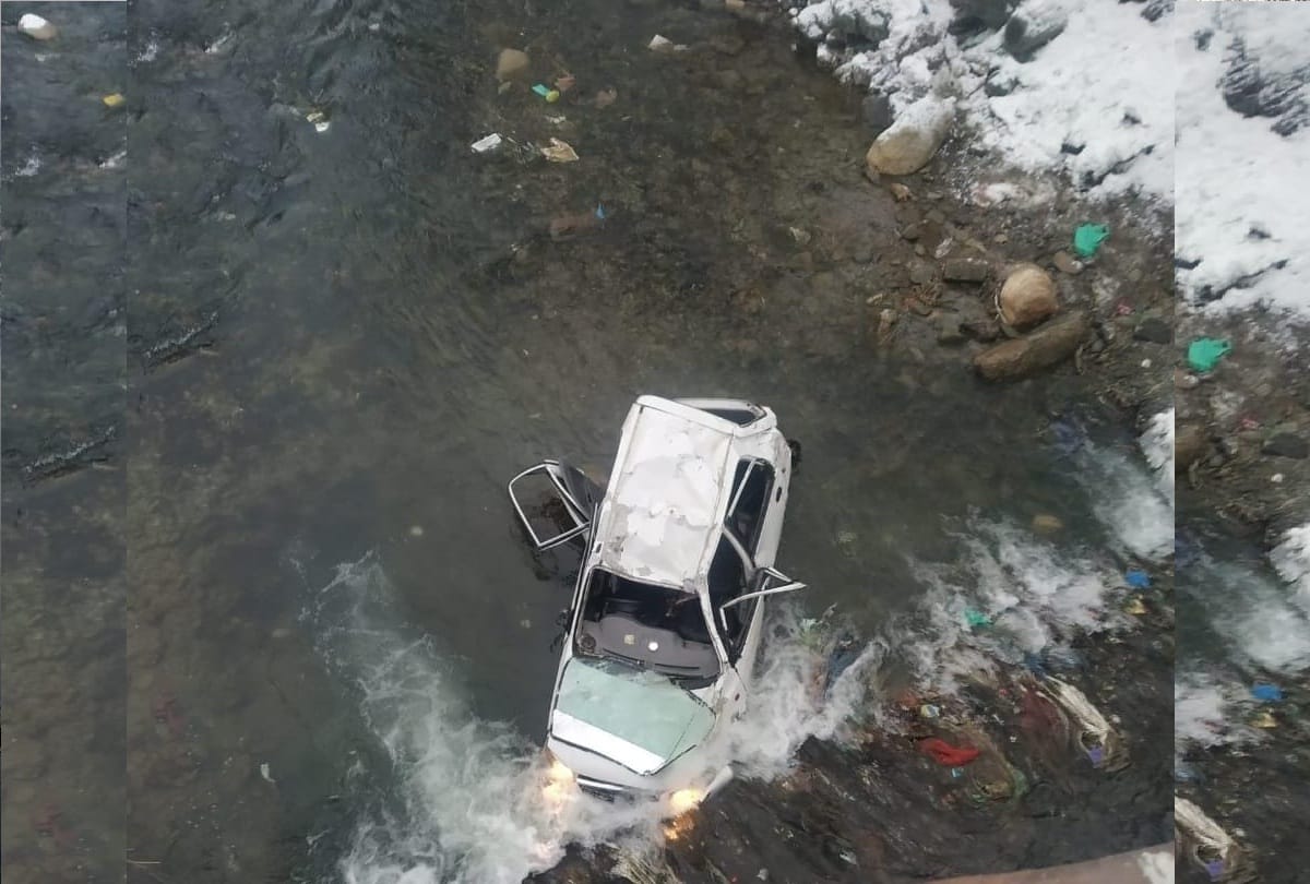 kashmir news, Girl dead four injured as vehicle falls into nallah in Kupwara