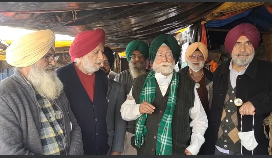 farmers protest, retired ias officers reach border