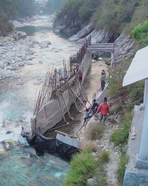 Traders angry over construction in river in bageshwar