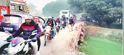 Pilibhit highway jammed, students going to take examinations stuck