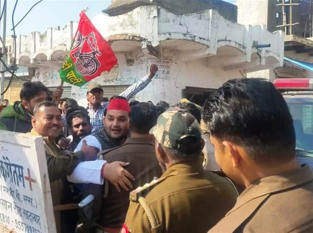 Hathras: Police stopped SP Lohia Vahini's Kisan Padayatra