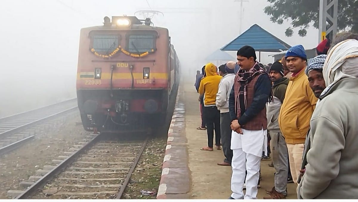 first time in 141 years train ran by electric engine two engines in Dildarnagar-Tadighat passenger train Ghazipur 