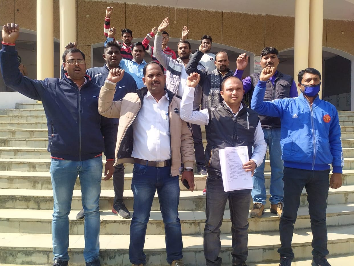 Demonstration of village employment servants for payment of arrears