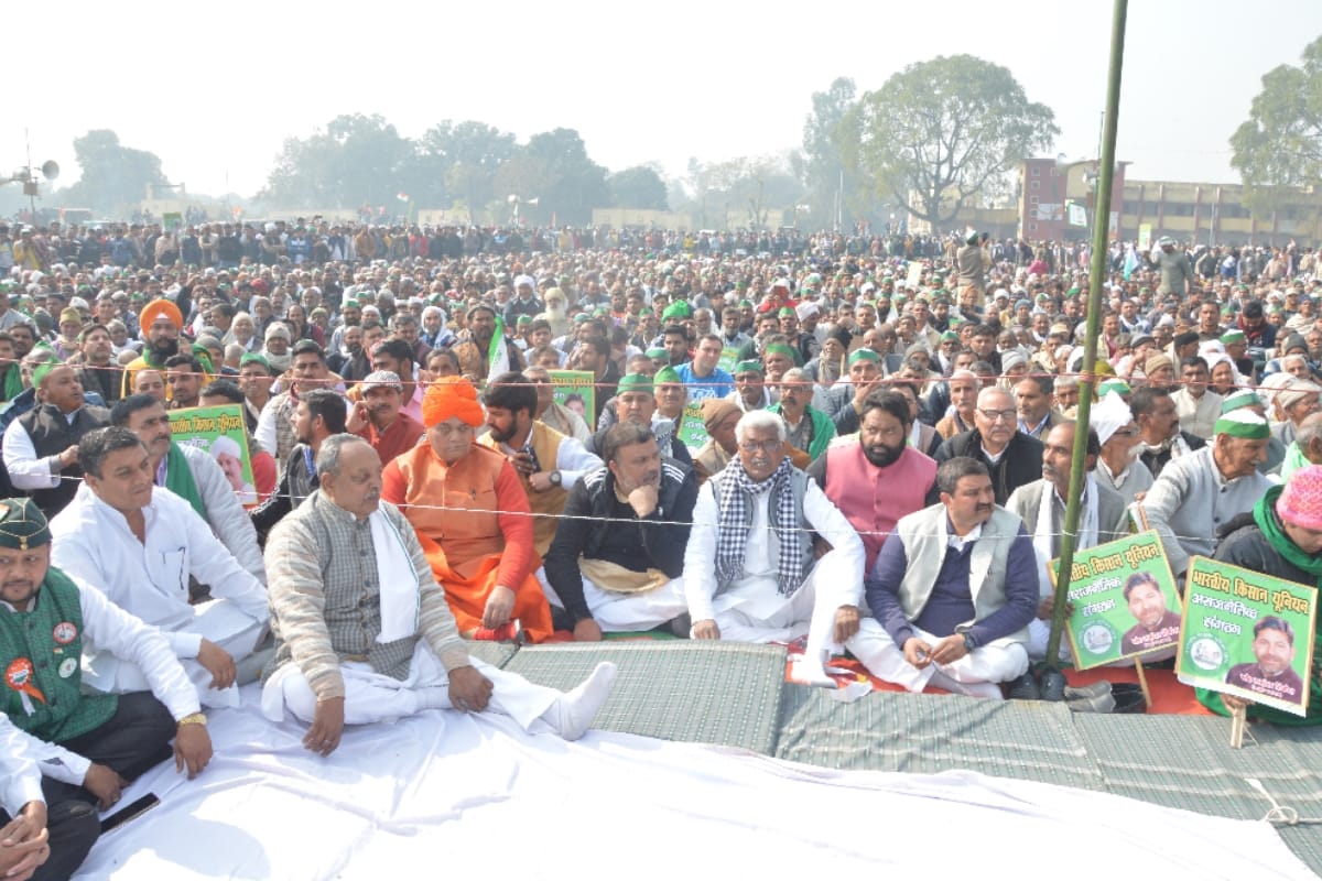 kisan Mahapanchayat bijnor: Leaders sitting on the ground and farmers spoke from the stage