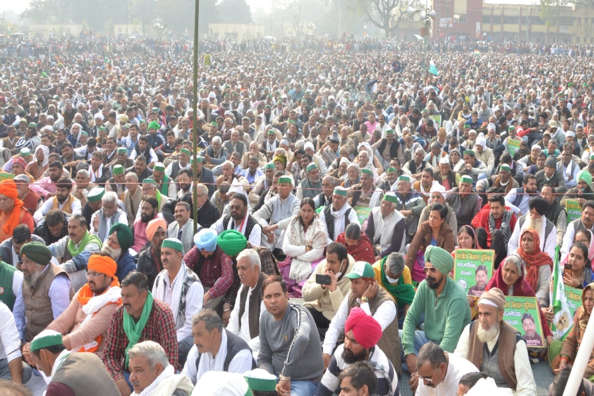 kisan Mahapanchayat bijnor: Leaders sitting on the ground and farmers spoke from the stage