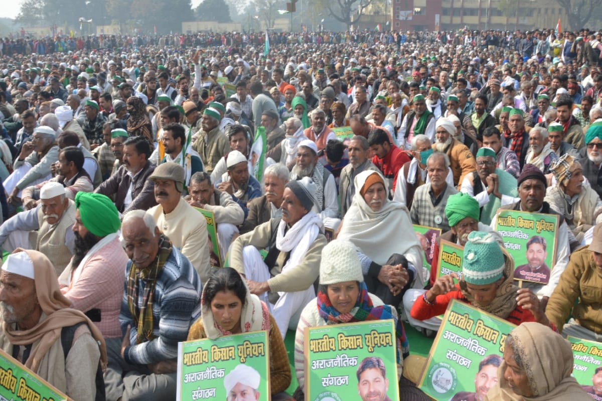 kisan Mahapanchayat bijnor: Leaders sitting on the ground and farmers spoke from the stage