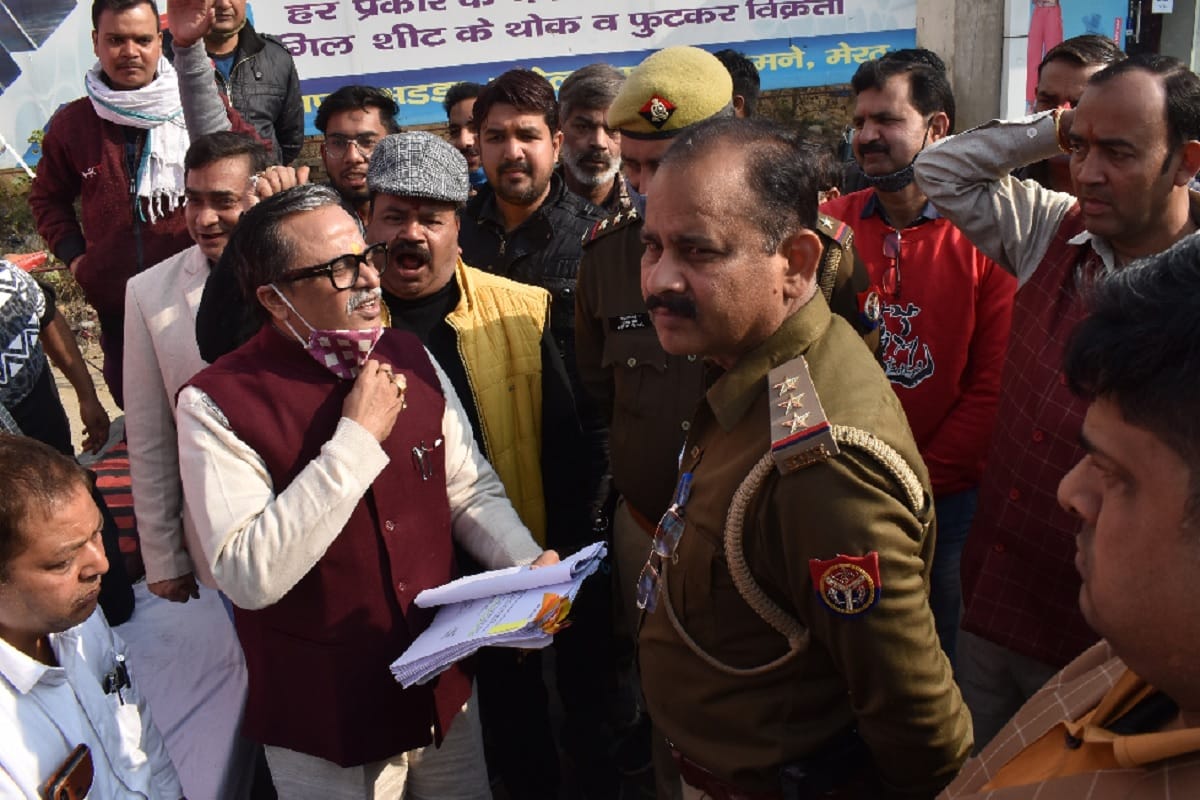 BJP leader Vineet Agarwal Sharda has gone a video viral in Meerut