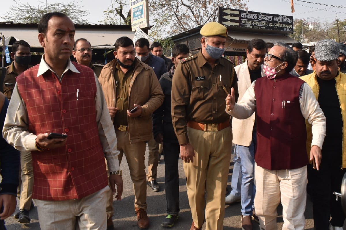 BJP leader Vineet Agarwal Sharda has gone a video viral in Meerut