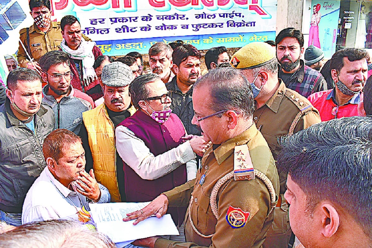 BJP leader Vineet Agarwal Sharda has gone a video viral in Meerut