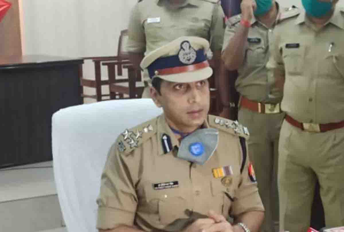 Divyang old lady gave bribe to kanpur police by begging