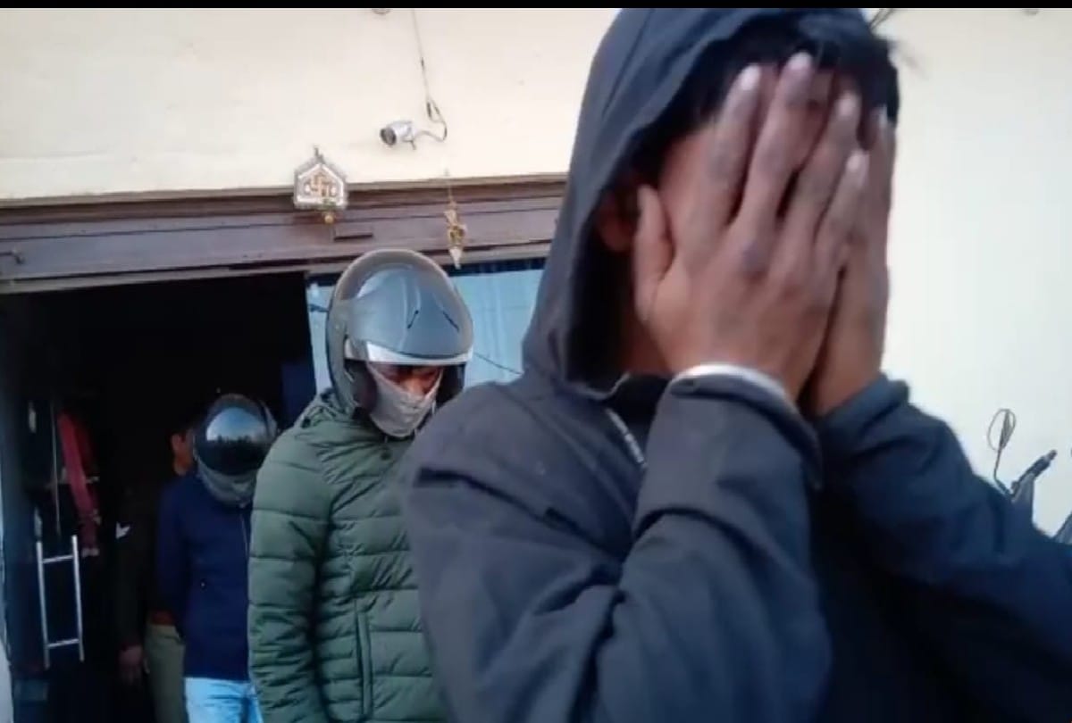police raid on hotel in agra