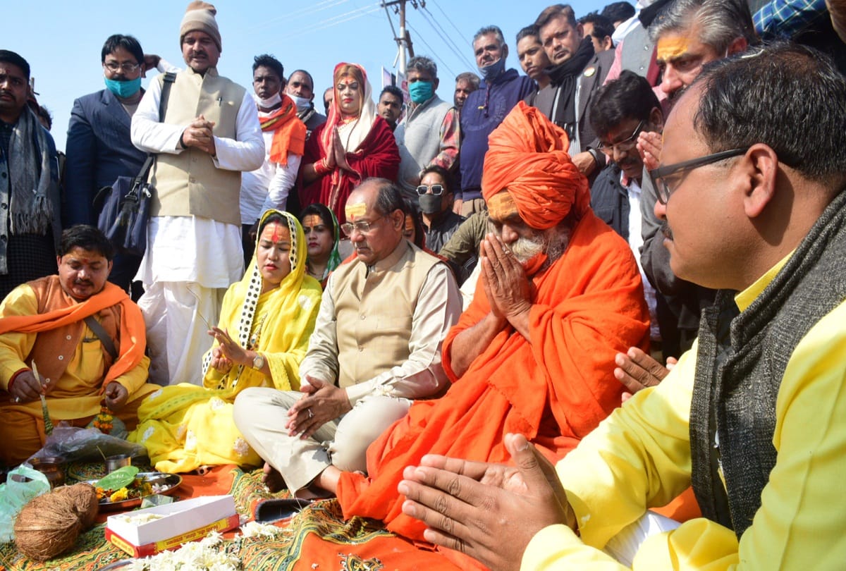 Saints and devotees worship Triveni at the confluence for the liberation of Corona