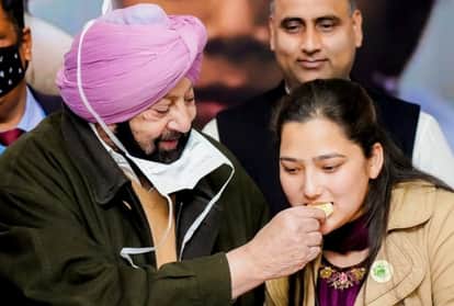 युवा सरपंच पल्लवी ठाकुर का मुंह मीठा करते कैप्टन अमरिंदर सिंह।